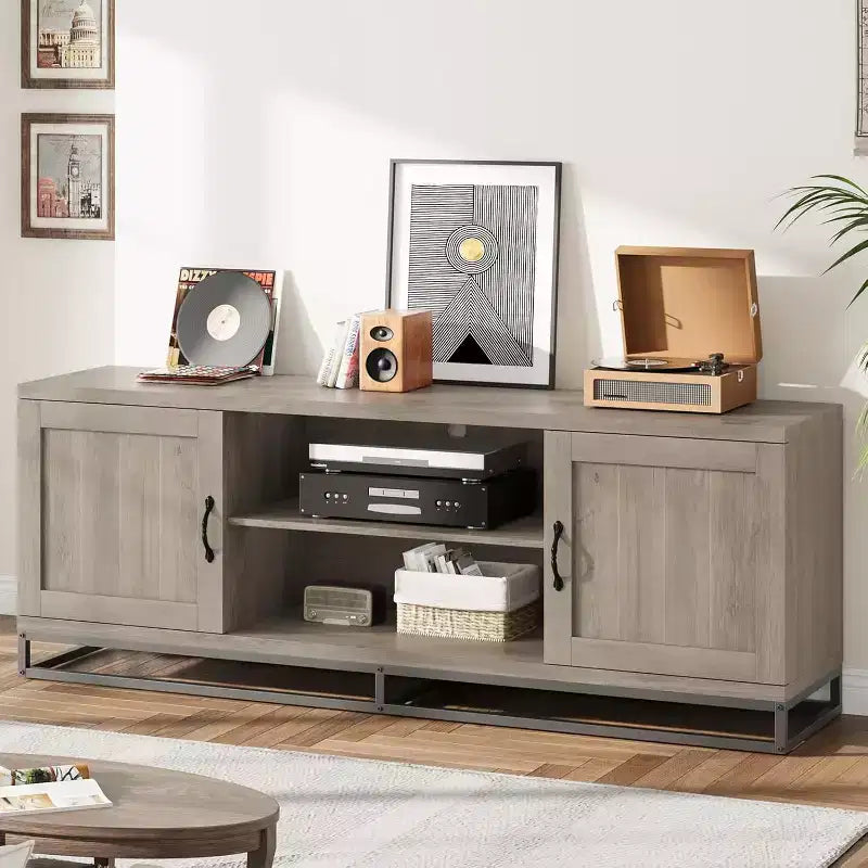 Meuble TV industriel de ferme avec finition en bois gris, table console multimédia avec étagères ouvertes et armoires de rangement, centre de divertissement