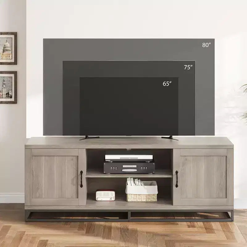 Meuble TV industriel de ferme avec finition en bois gris, table console multimédia avec étagères ouvertes et armoires de rangement, centre de divertissement