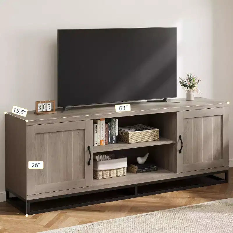 Meuble TV industriel de ferme avec finition en bois gris, table console multimédia avec étagères ouvertes et armoires de rangement, centre de divertissement