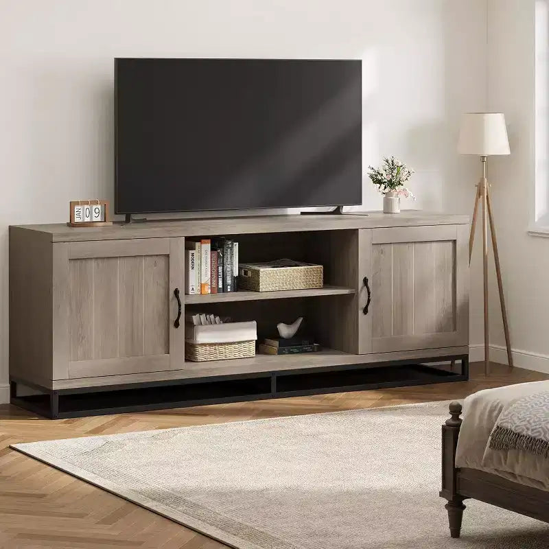 Meuble TV industriel de ferme avec finition en bois gris, table console multimédia avec étagères ouvertes et armoires de rangement, centre de divertissement