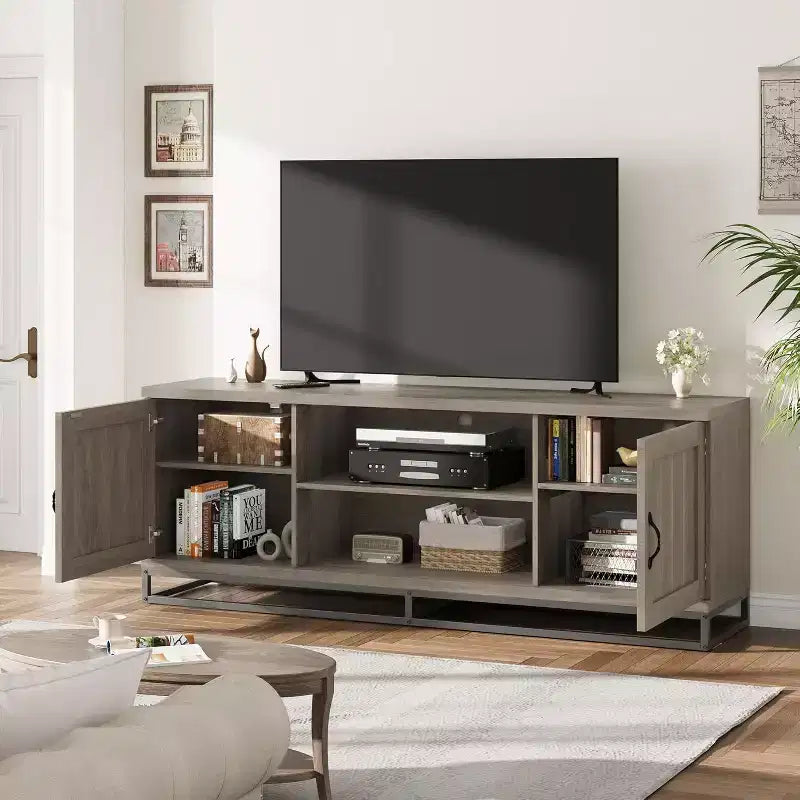 Meuble TV industriel de ferme avec finition en bois gris, table console multimédia avec étagères ouvertes et armoires de rangement, centre de divertissement