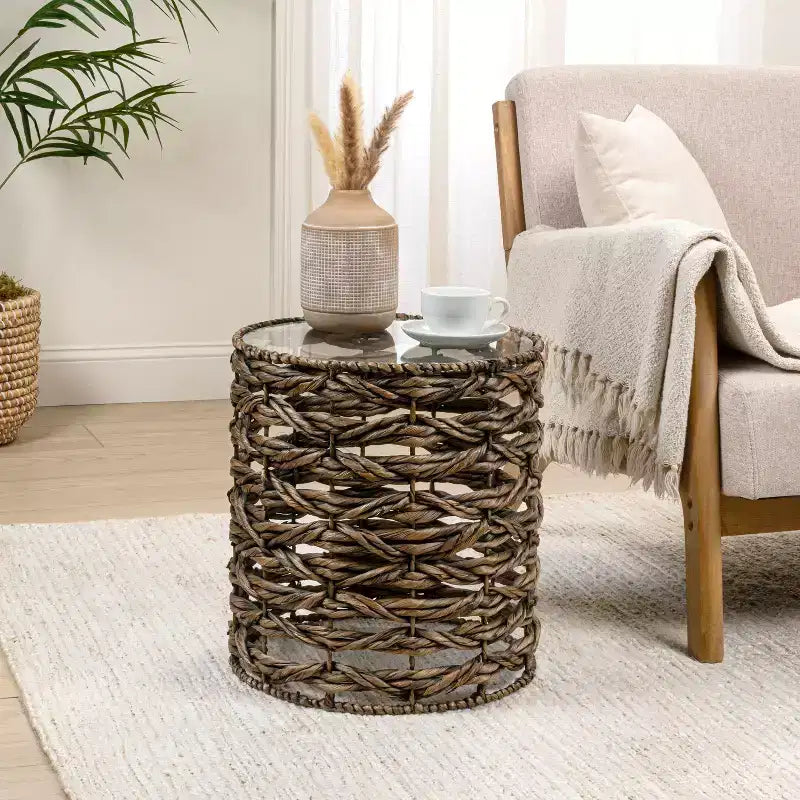 Table d'appoint ronde bohème côtière en jacinthe d'eau tissée à la main de 16 po