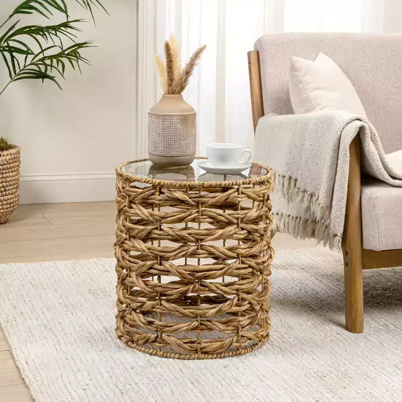 Table d'appoint ronde bohème côtière en jacinthe d'eau tissée à la main de 16 po